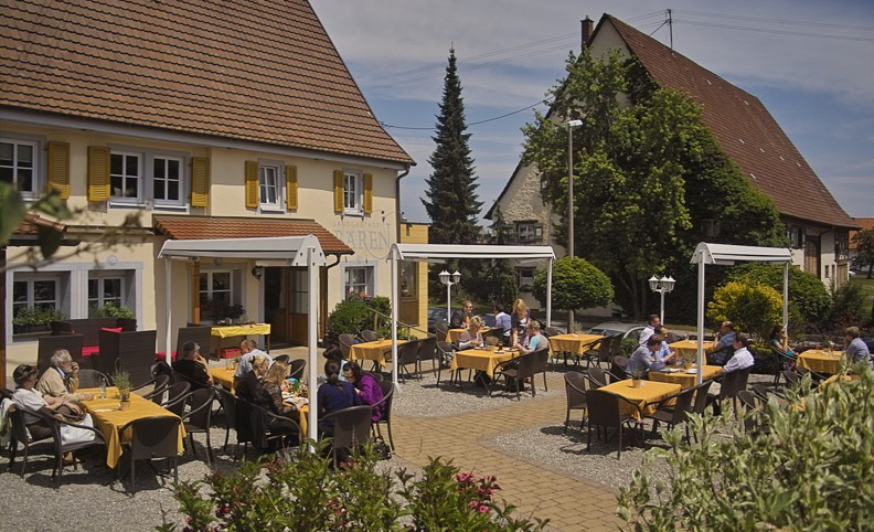 Bärenstarke Sommerterrasse mit Gartenlounge